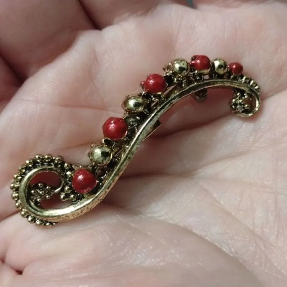 Gerry's vintage gold tone scroll brooch
